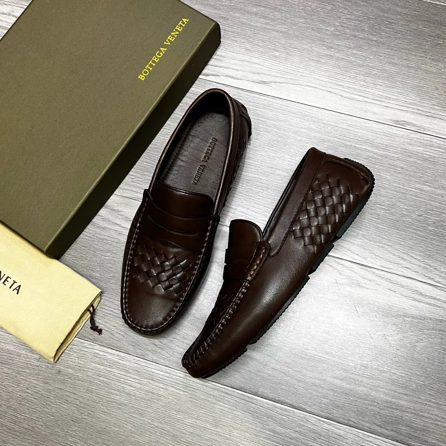 Factory price 480 BV 〰️Purely handmade classic men's beanie shoes👉👉driving shoes, slip-on shoes, made of imported cowhide from Italy, 💕water-dyed cowhide lining, 🔊original outsole, waterproof platform design, comfortable on the feet. Good choice for traveling and driving, single color available, code number: 38-44, (45 can be customized)